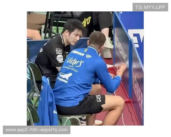 对手心服口服，点赞樊振东主动让座举动，樊振东对手鼓掌