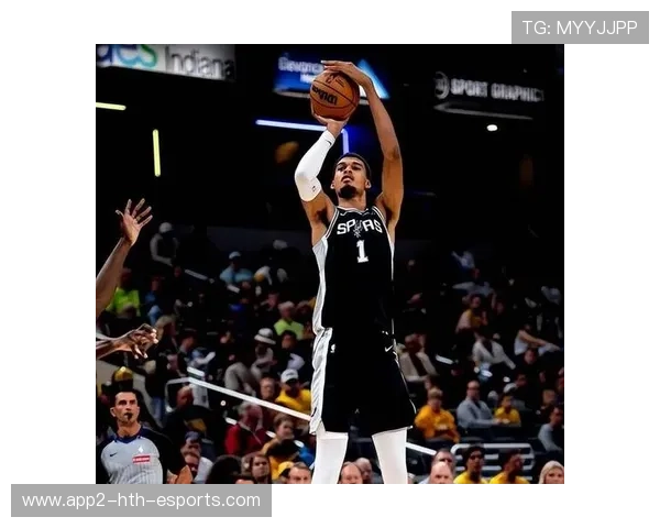 马刺得力助手福克斯将在明日对阵鹈鹕的比赛中迎来本赛季首秀，马刺对鹈鹕的比分预测